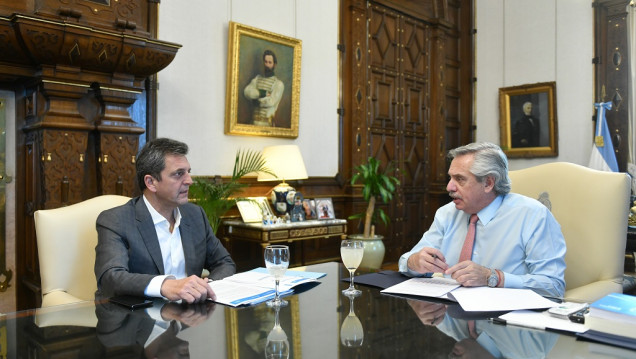 imagen El lunes se anunciará el nuevo esquema tarifario por regiones para agua, luz y gas