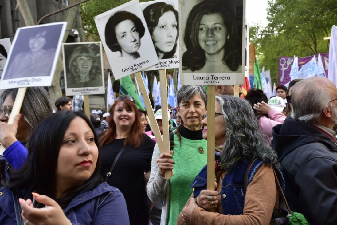 imagen Las pancartas de desaparecidas en dictadura grafican en marchas feministas la continuidad de las luchas