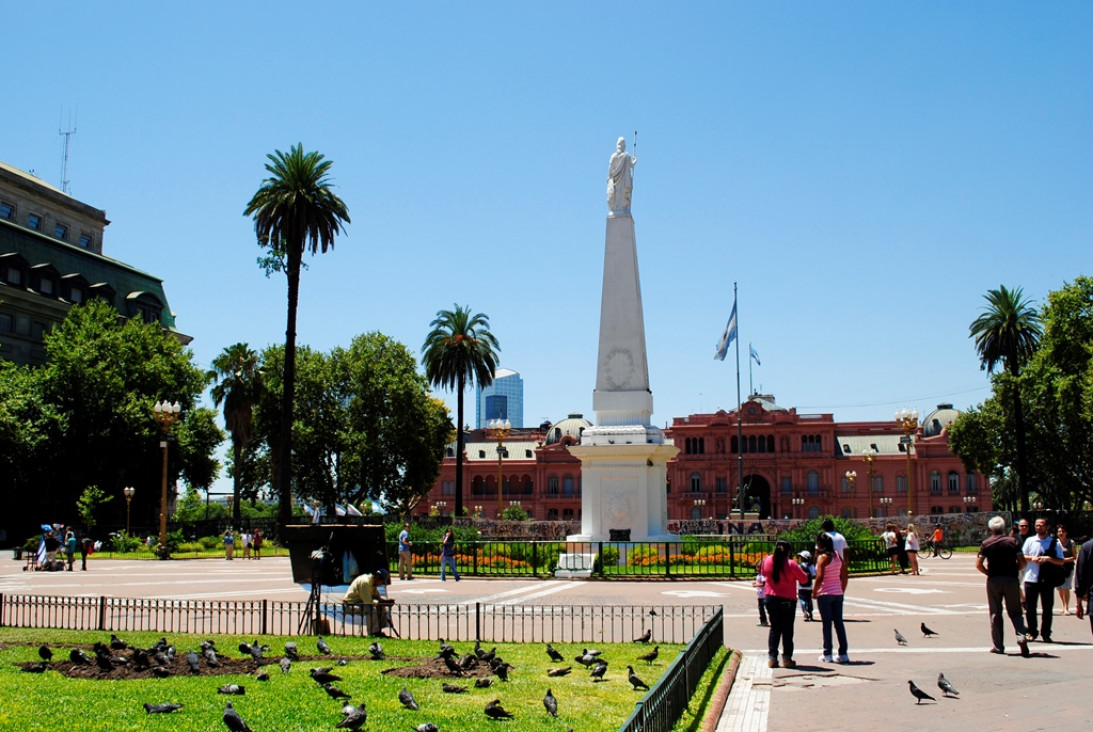 imagen Taparon con monolitos los pañuelos pintados en Plaza de Mayo