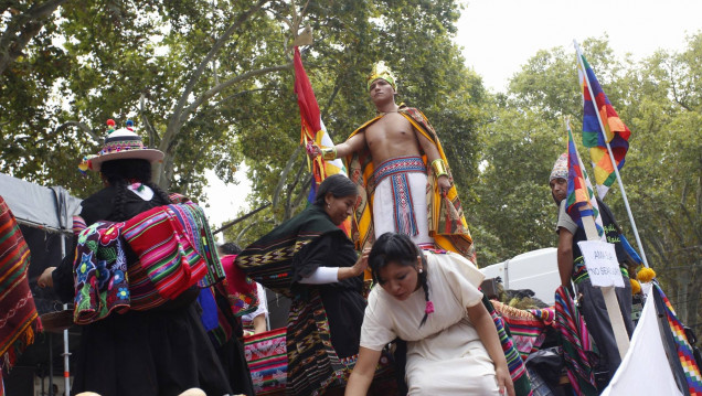 imagen Turistas y tradiciones en un colorido Carrusel 