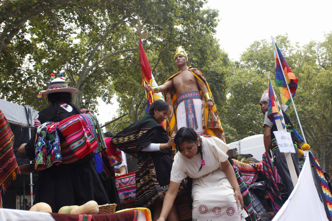 imagen Turistas y tradiciones en un colorido Carrusel 