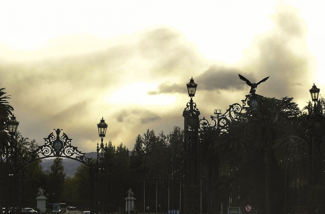 imagen El zonda dejó árboles, postes y ramas caídas en el Gran Mendoza 