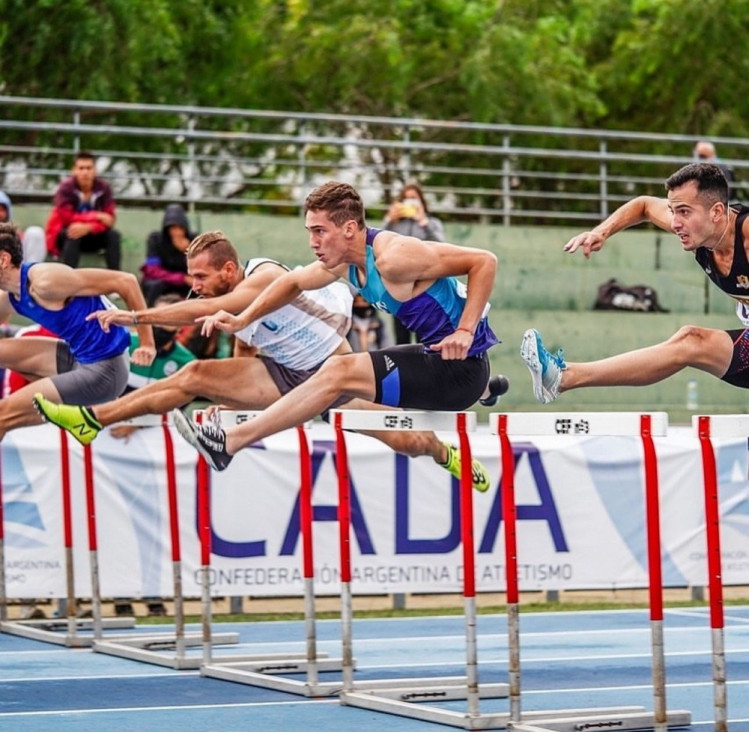 imagen De la UNCUYO a la élite del atletismo: Renzo Cremaschi, el segundo argentino en bajar a 13 segundos en vallas