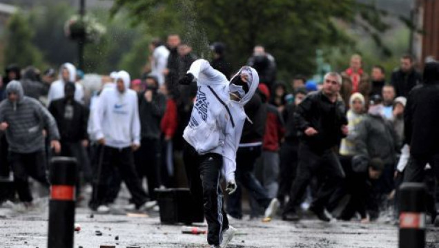 imagen Nuevos enfrentamientos en Irlanda del Norte entre católicos y protestantes dejaron 22 policías heridos