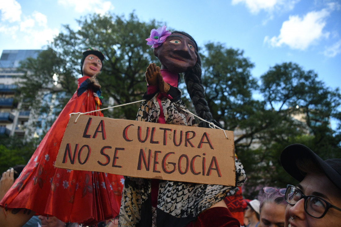 imagen Artistas de todo el país se movilizaron en rechazo a los recortes propuestos por Milei 