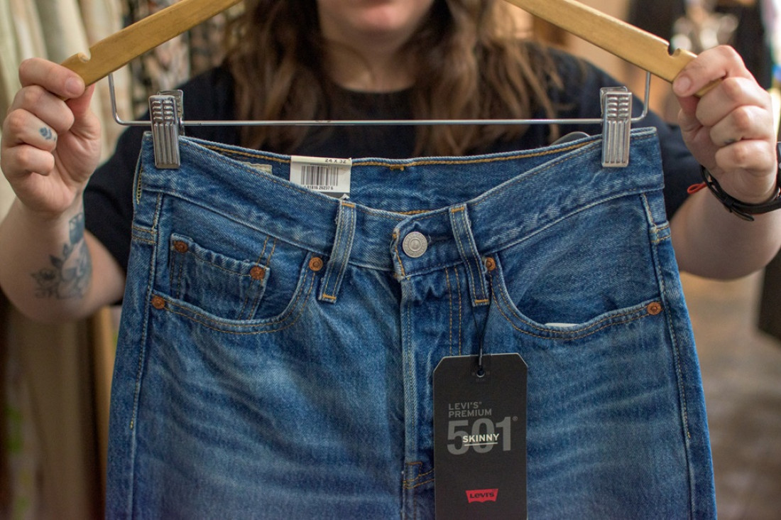 imagen En Argentina se necesita trabajar casi medio mes para comprar un jean o unas zapatillas  