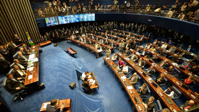 imagen El presidente del Senado cortó la luz y suspendió la sesión