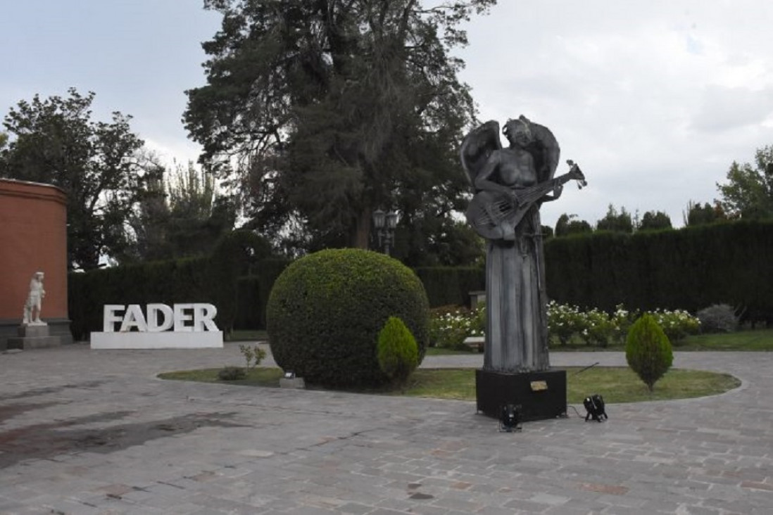 imagen Ya se puede visitar en el Fader la muestra "Hierro vivo", de Roberto Rosas 
