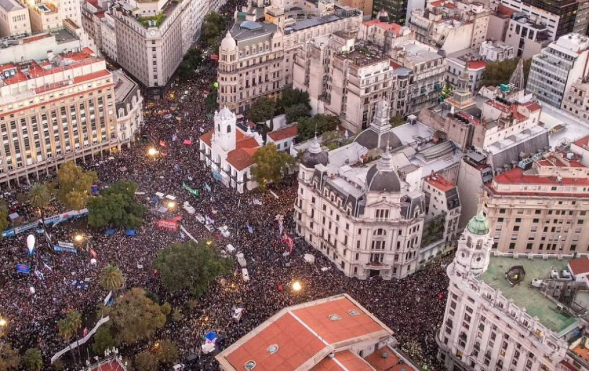 imagen Movilizaciones masivas coparon todo el país bajo la consigna de defender la educación pública
