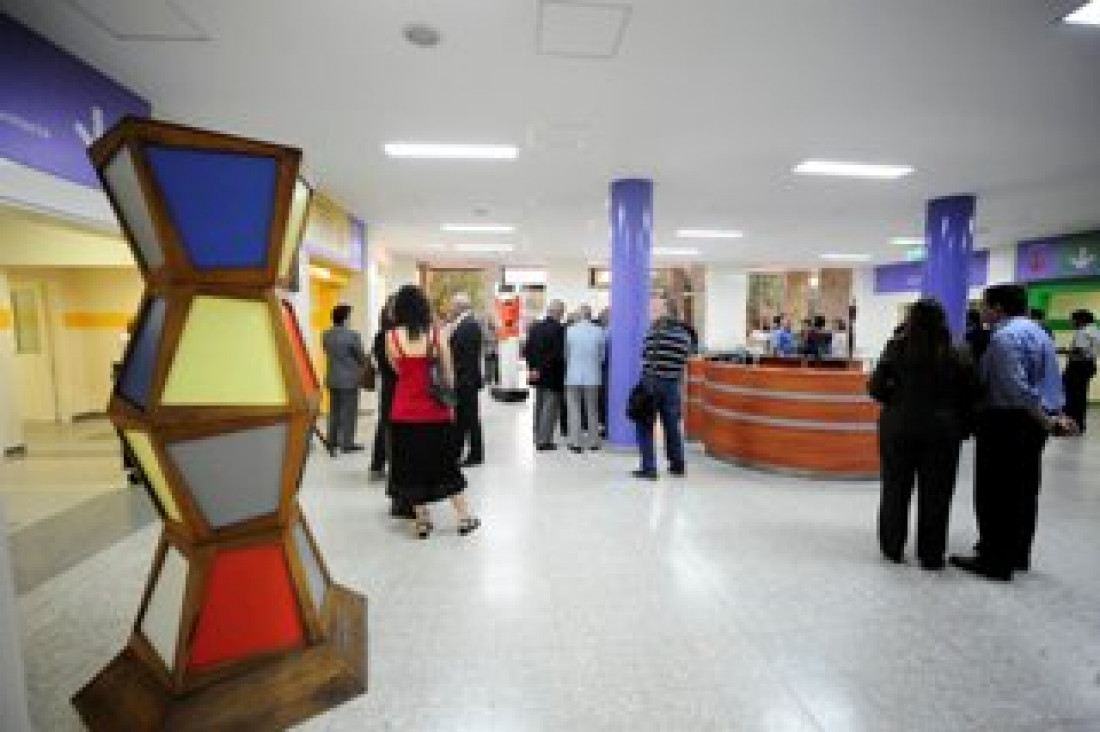 imagen Inauguraron muestra  de arte en el hall del Hospital Universitario