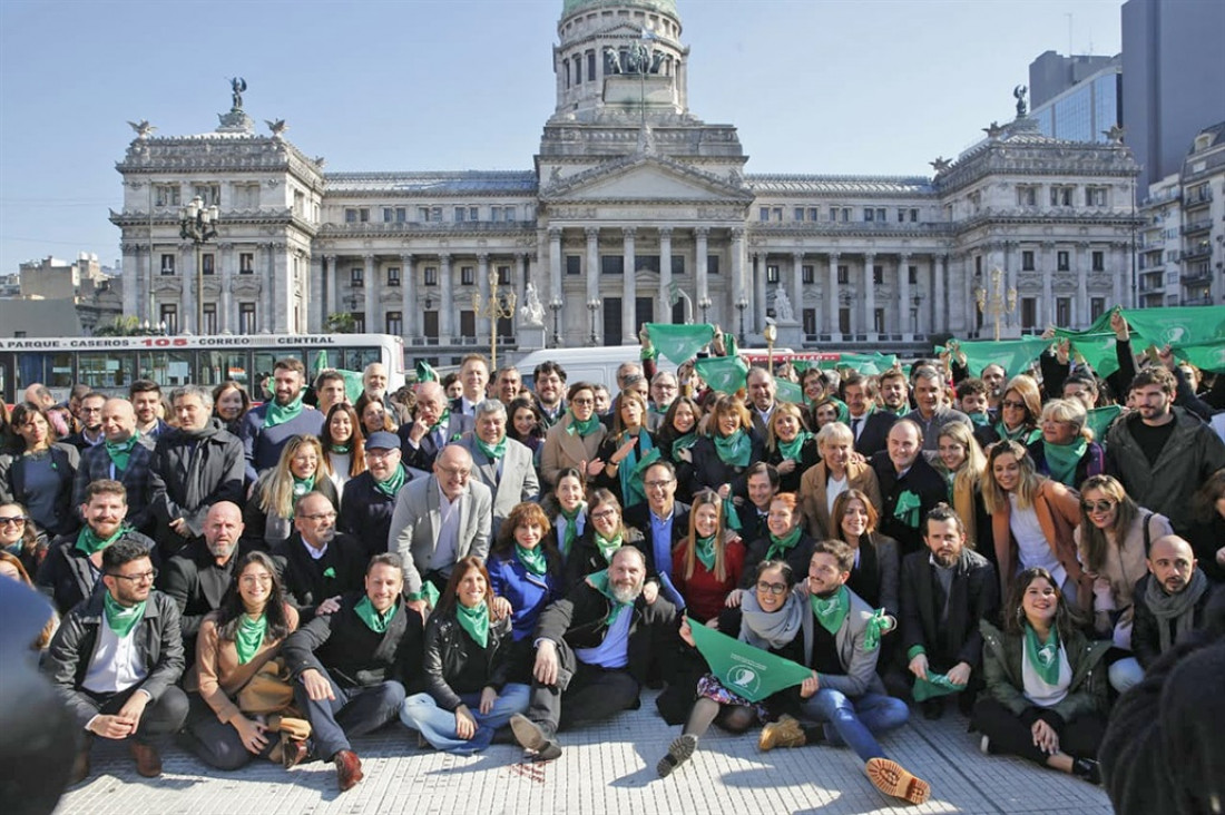 imagen Roces dentro de Cambiemos por una foto a favor del aborto legal