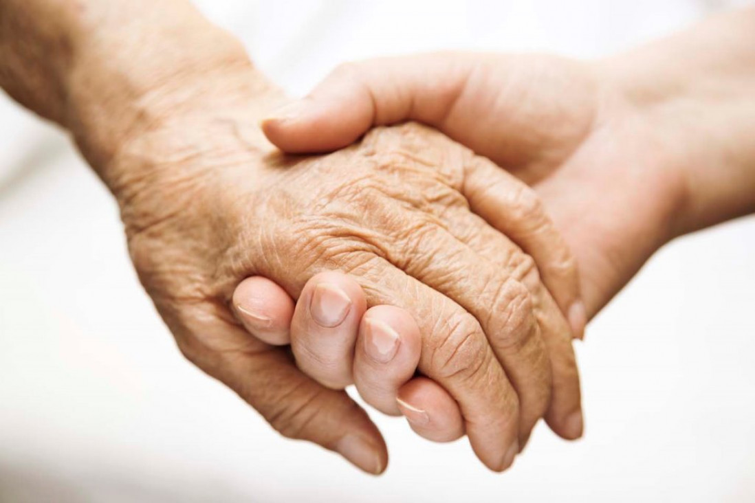 imagen Más ancianos que necesitan cuidados y menos gente para asistirlos