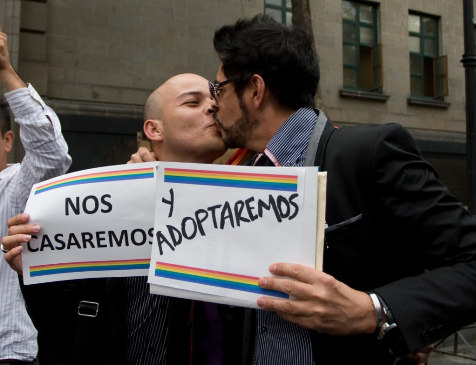 imagen Corte mexicana avala el derecho de parejas homosexuales a adoptar