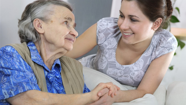 imagen Valorar a quienes cuidan a los ancianos es un signo de madurez 