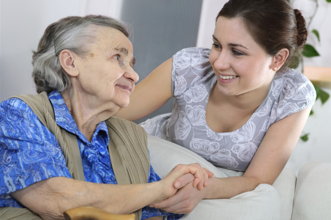 imagen Valorar a quienes cuidan a los ancianos es un signo de madurez 
