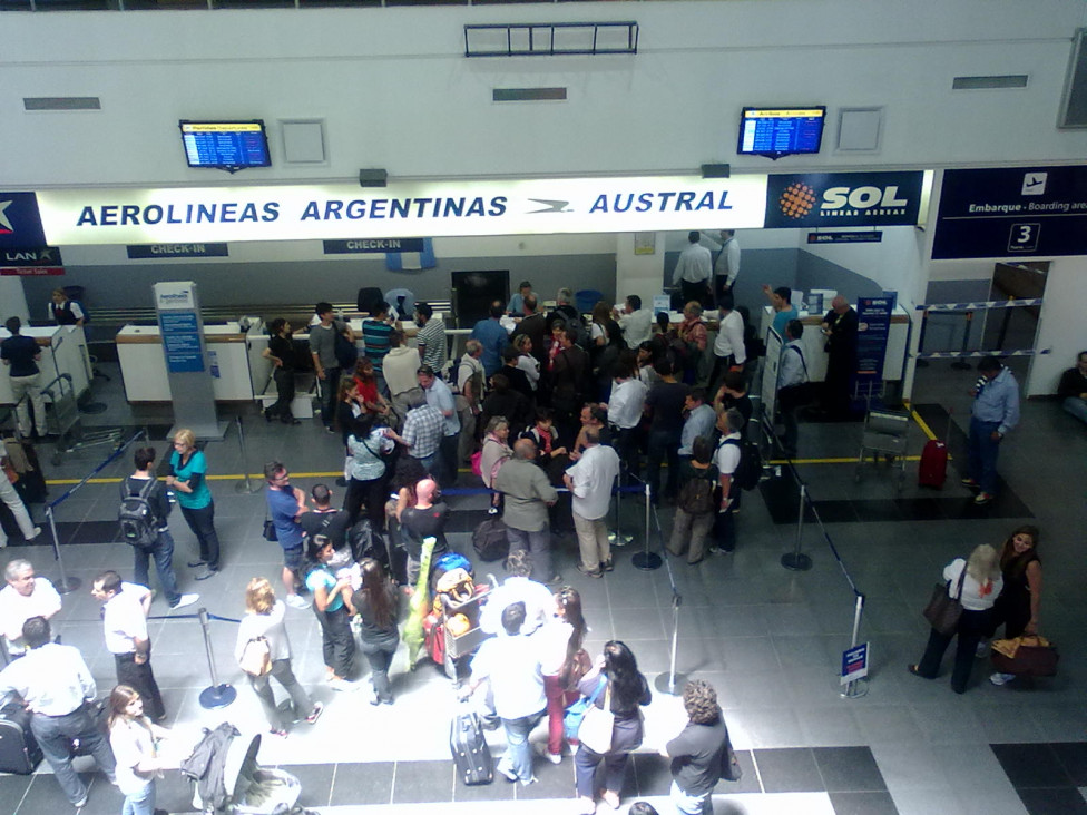 imagen Trastornos en el país por los vuelos cancelados de Aerolíneas Argentinas