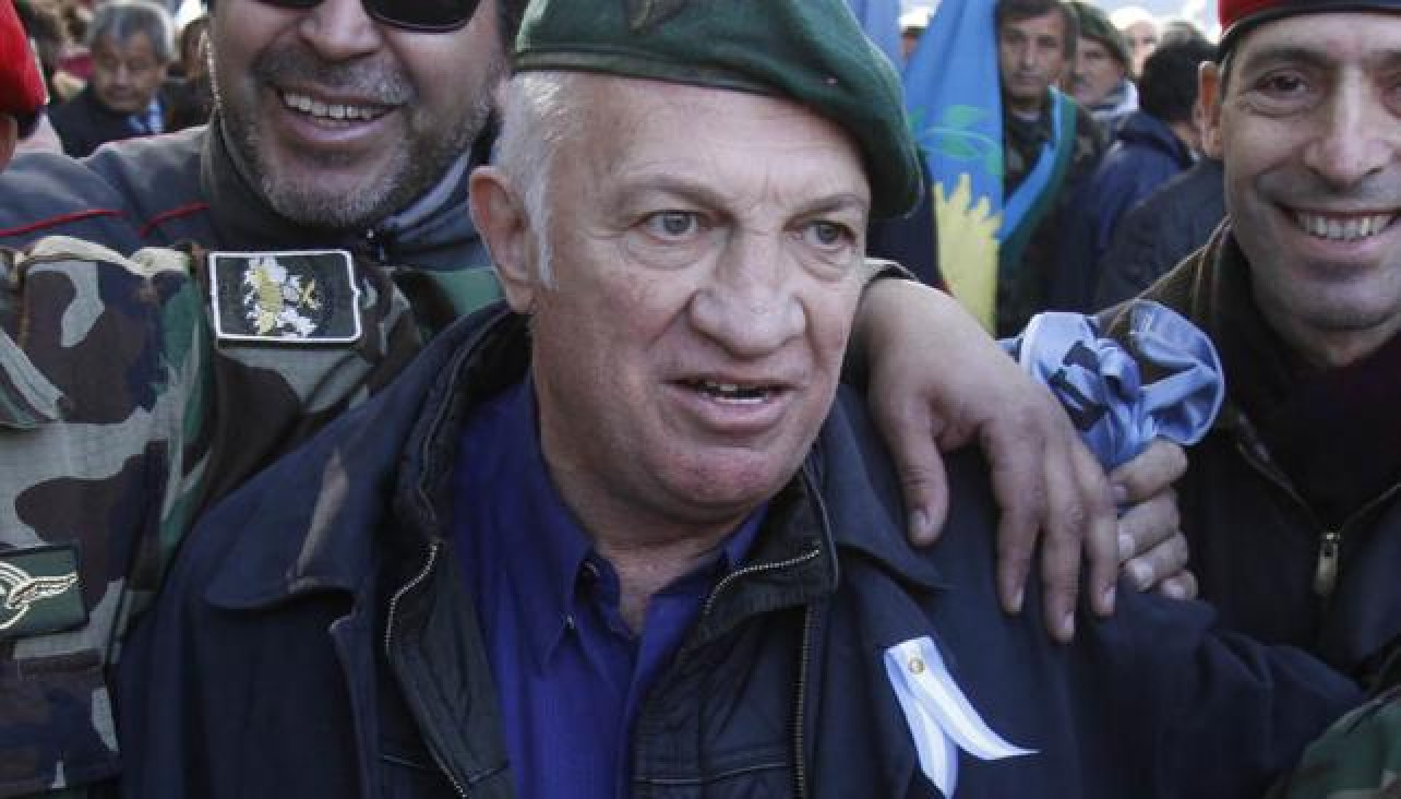 imagen Aldo Rico: Macri habló de "reencuentro" y excombatientes rechazaron su presencia