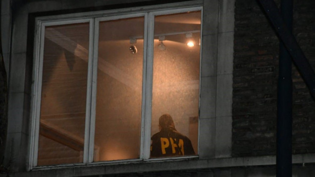 imagen Allanan el edificio donde vive Cristina Kirchner