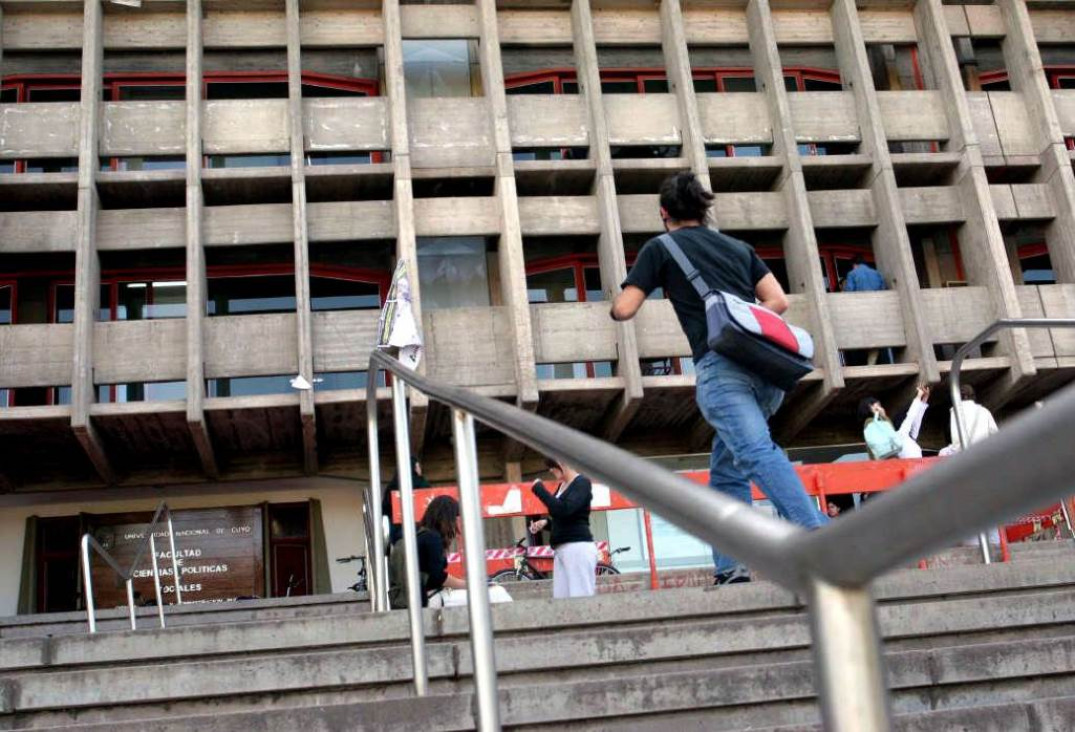 imagen Solo dos de cada diez argentinos terminan sus estudios universitarios