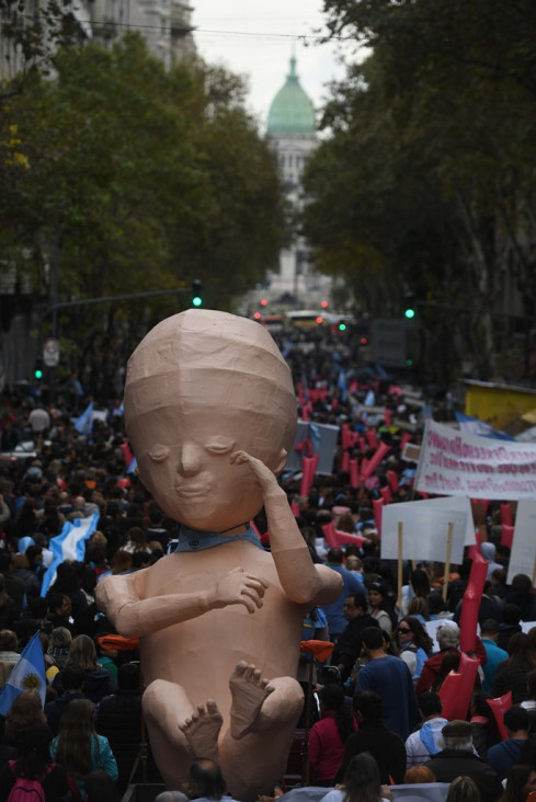 imagen Multitudinaria marcha contra la legalización del aborto en todo el país