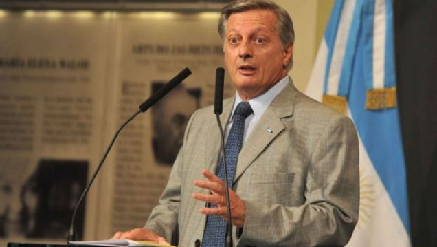 imagen Aranguren justifica y no descarta otra suba de la nafta