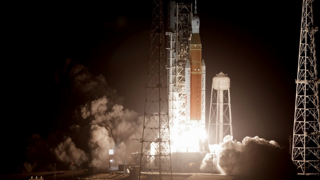 imagen Artemis I despegó con el megacohete lunar y la nave Orion de la NASA