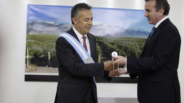 imagen Pérez entregó los atributos a Cornejo emocionado
