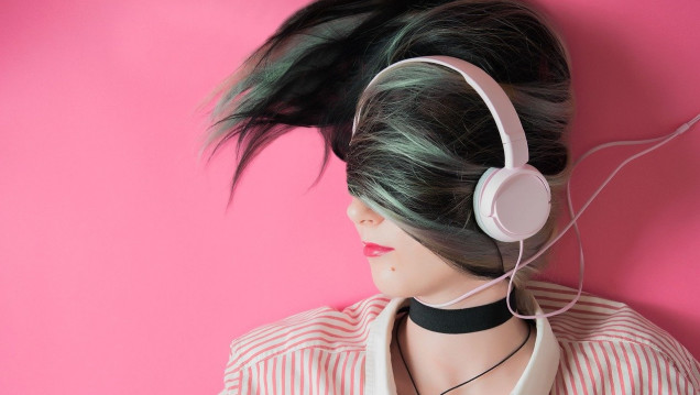 imagen ¿Qué nos puede ocurrir al utilizar auriculares con volúmenes altos?