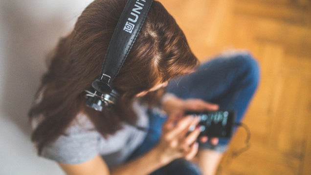 imagen Recomiendan "períodos de descanso" en uso de auriculares y controles para evitar baja de la audición