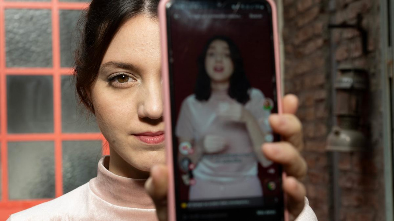 imagen Tiene trastorno bipolar y concientiza en TikTok: "Salir del closet de la salud mental es posible"