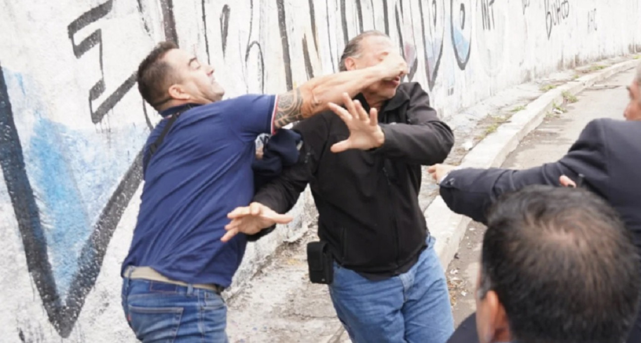 imagen Brutal golpiza a Sergio Berni en una protesta por el chofer asesinado en La Matanza 
