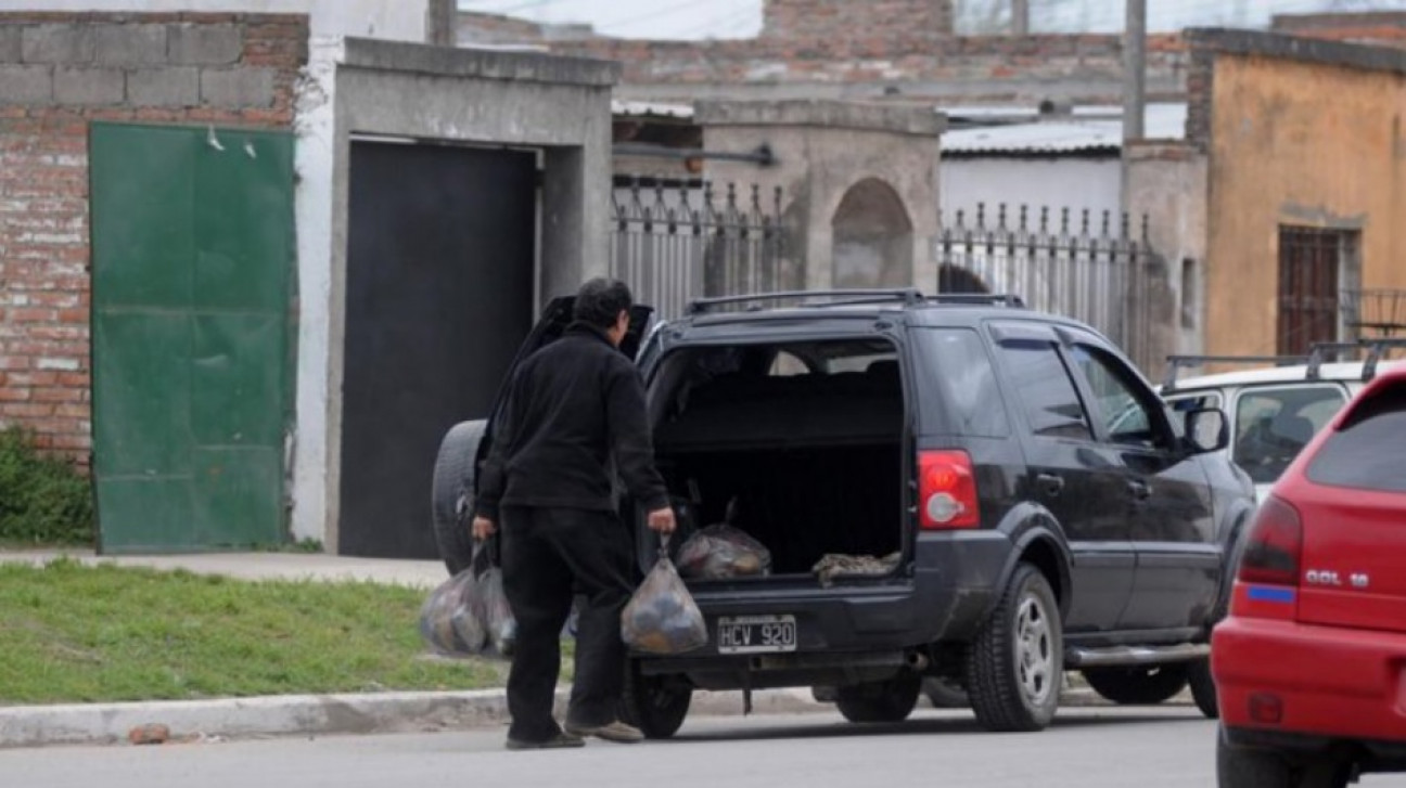imagen Alperovich reconoció que se entregaron bolsones de alimentos