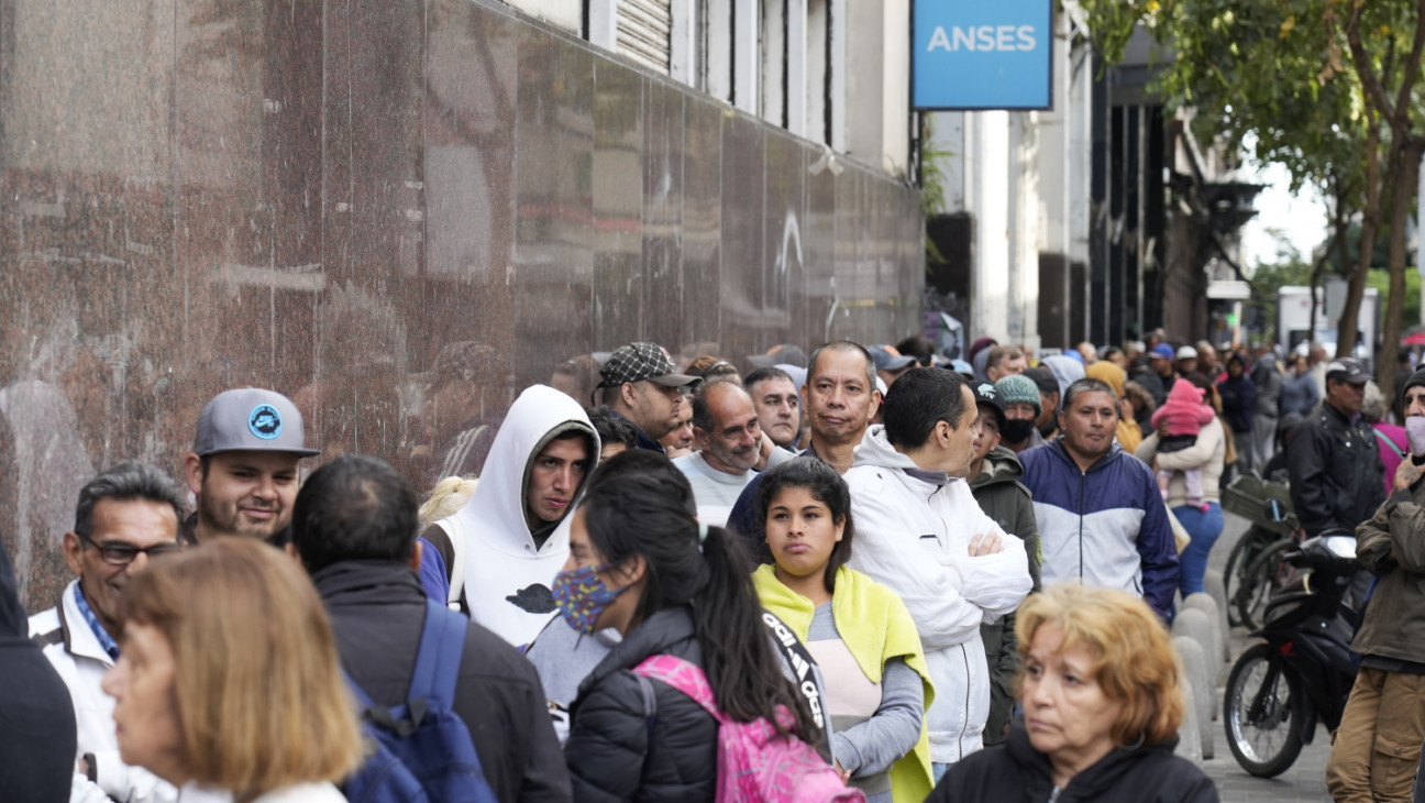 imagen Las filas de la indigencia: dramáticas postales en todo el país para cobrar el bono de Anses