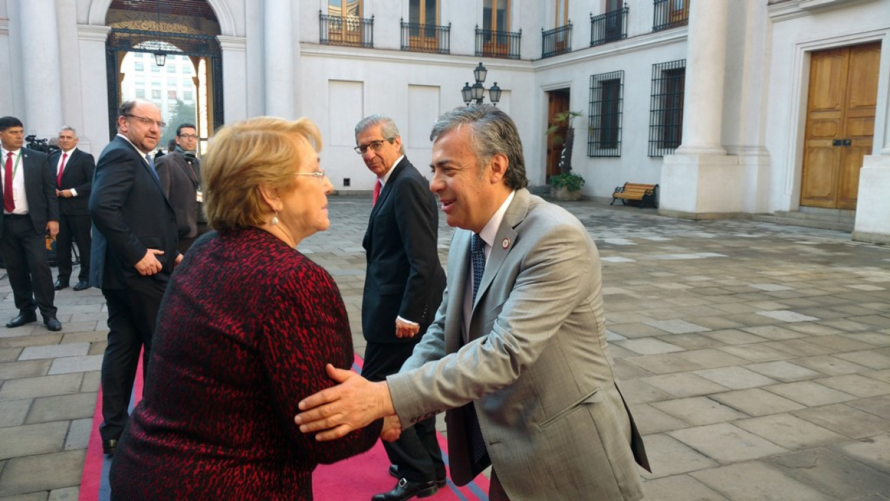 imagen El paso Cristo Redentor, eje de la charla entre Cornejo y Bachelet
