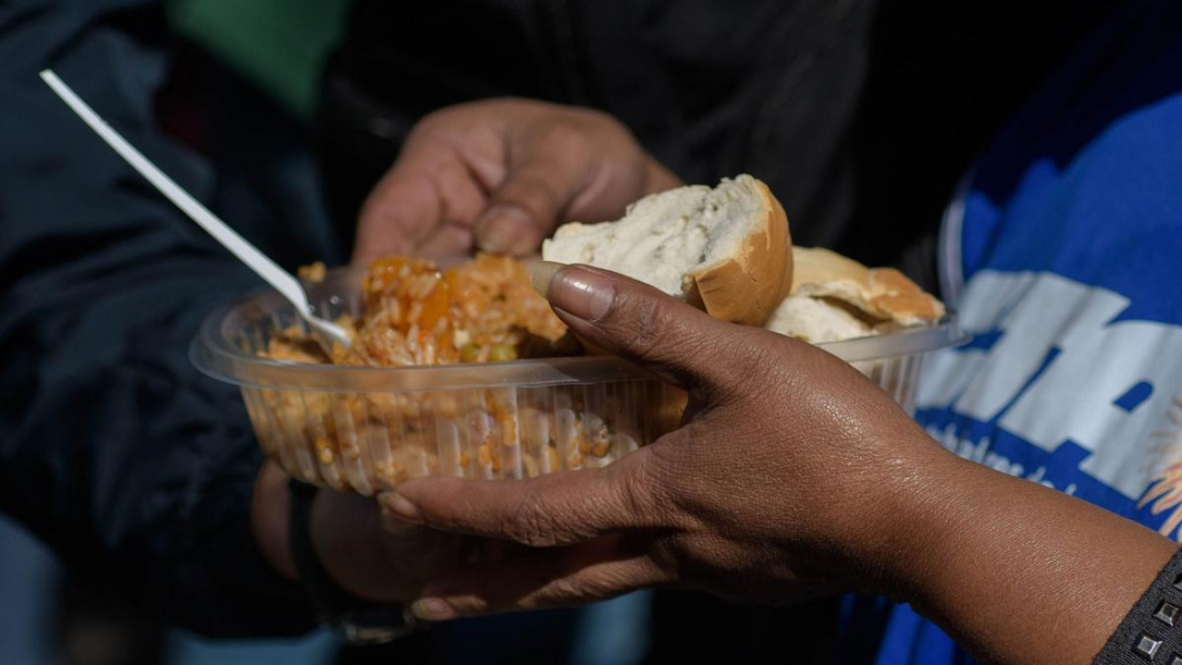 imagen La pobreza rozó el 45% y crecerá en 2024 por la inflación y el estancamiento económico