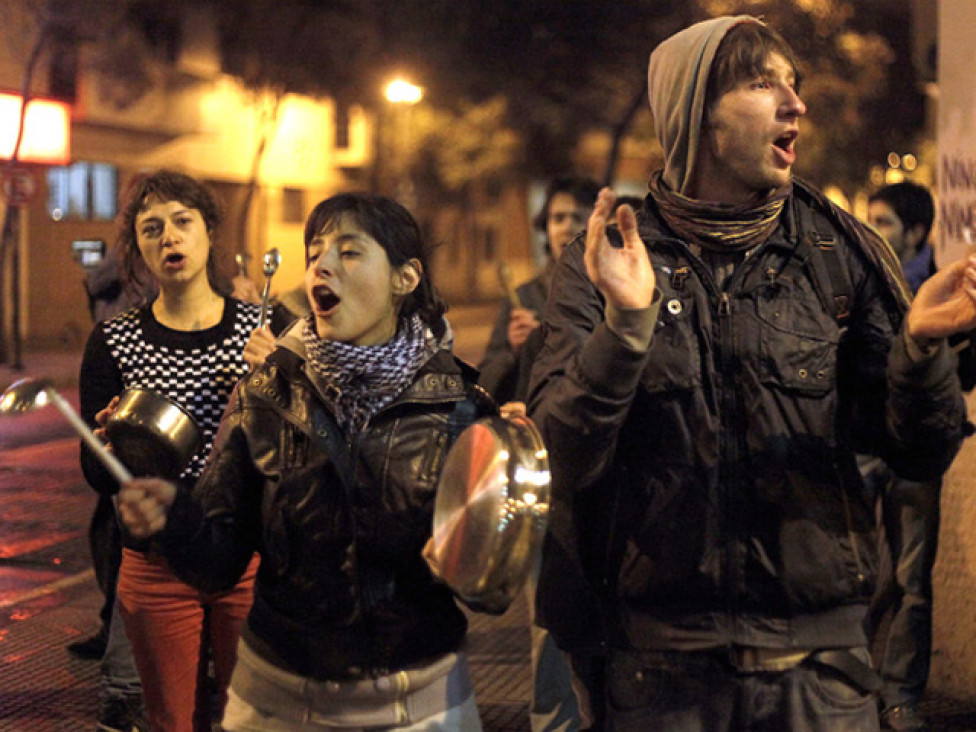 imagen Cacerolazo nocturno coronó otro día de protestas por educación gratuita