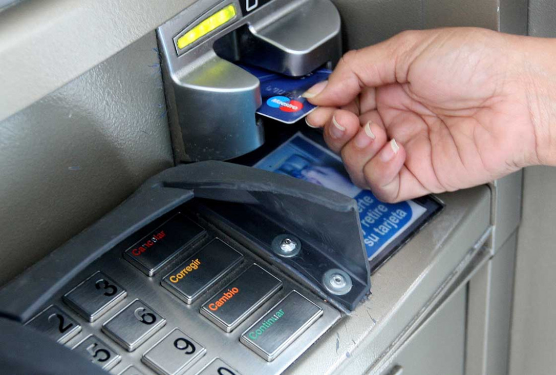 imagen Piden adelantar el pago a estatales para evitar la falta de billetes por el fin de semana XL