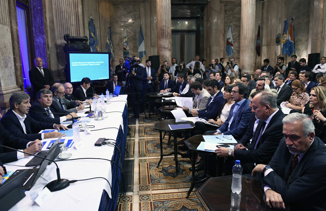 imagen El kirchnerismo pidió que se vuelva a citar a Caputo a la Bicameral de la Deuda
