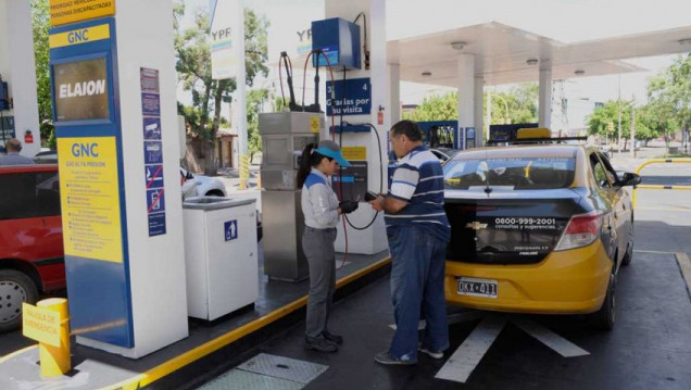 imagen Por la inseguridad evalúan restringir la carga de combustibles