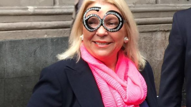 imagen Lilita fue a votar con unos curiosos anteojos