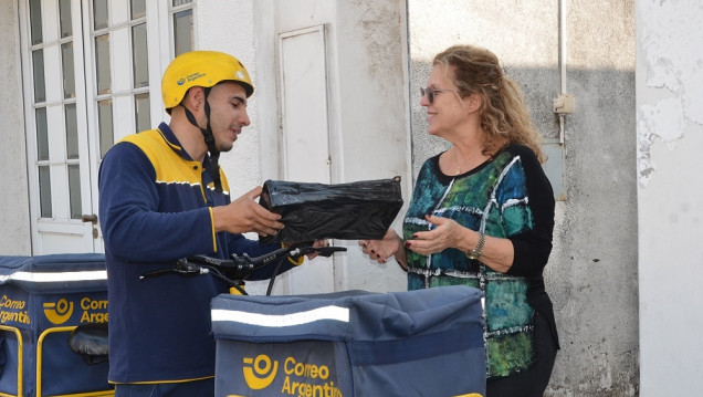 imagen De llevar cartas de próceres a transportar vacunas: la labor "esencial" del cartero y la cartera