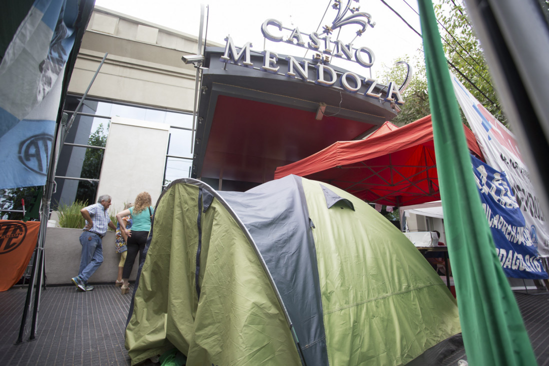 imagen Frenan el desalojo de las carpas del casino