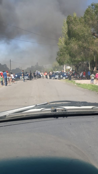 imagen El Zonda propagó un incendio en el Cerro Arco y hubo miedo en barrios cercanos