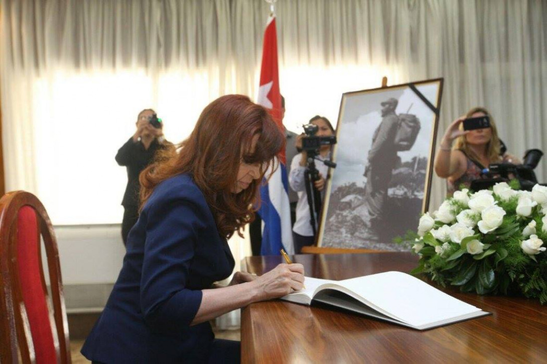 imagen Cristina fue a la embajada de Cuba a dar su pésame por la muerte de Fidel Castro
