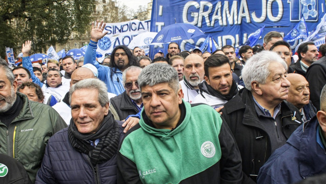 imagen Sin críticas directas al Gobierno, la CGT y la CTA marcaron la cancha 