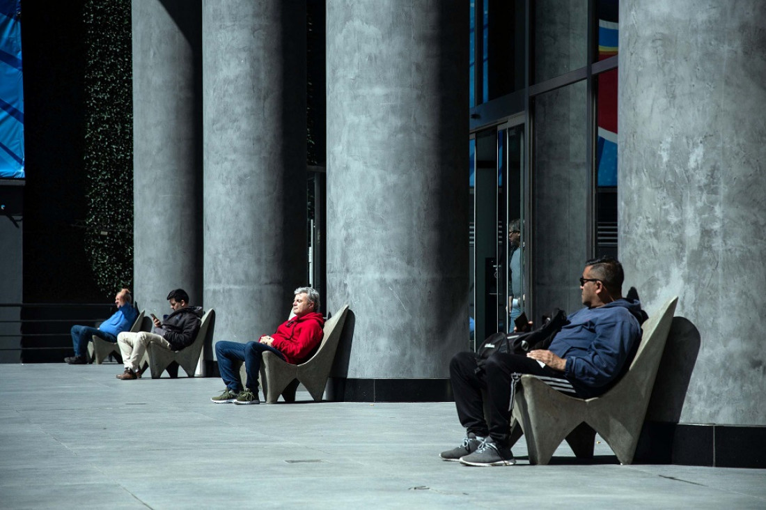imagen Arquitectura hostil: cómo las ciudades expulsan a grupos sociales del espacio público 