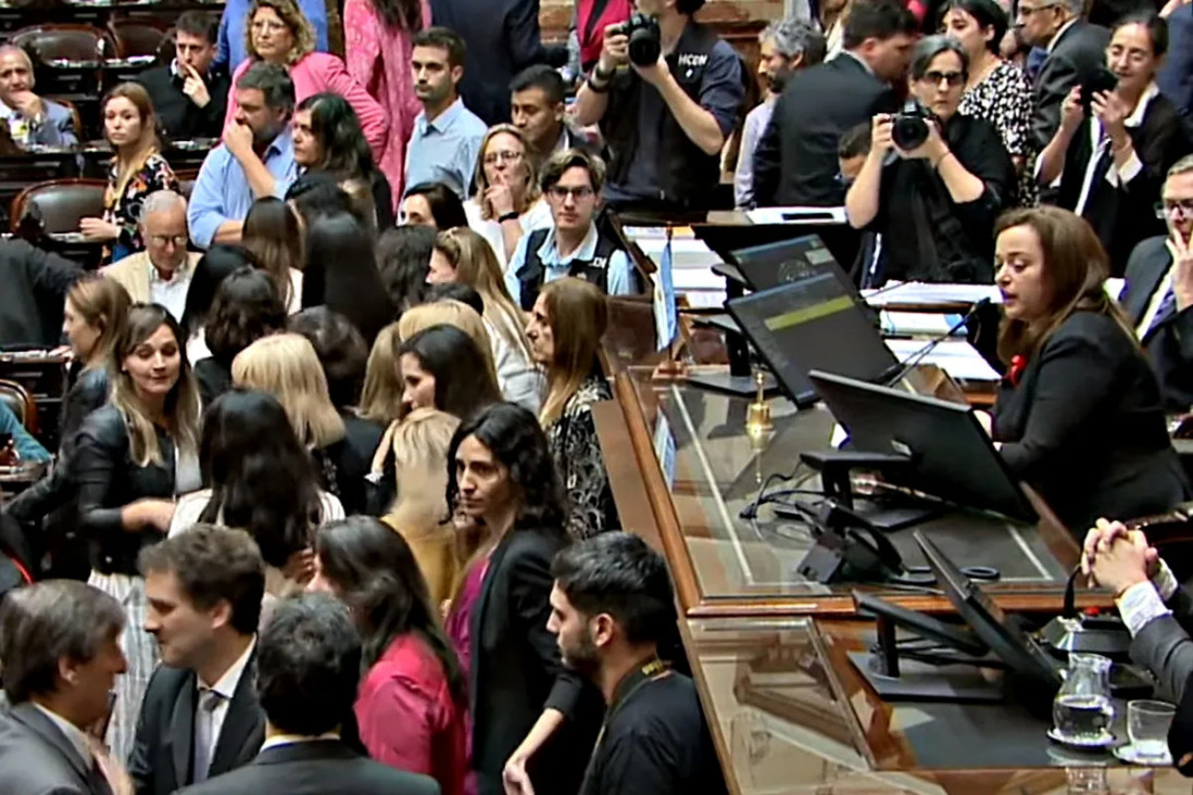 imagen Tensión en el Congreso: oficialismo y oposición se cruzaron a gritos e insultos, y suspendieron el debate