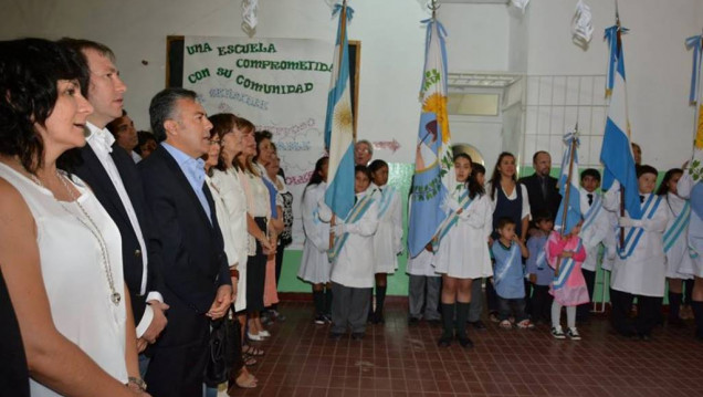 imagen Cornejo dará el aumento a los docentes por decreto