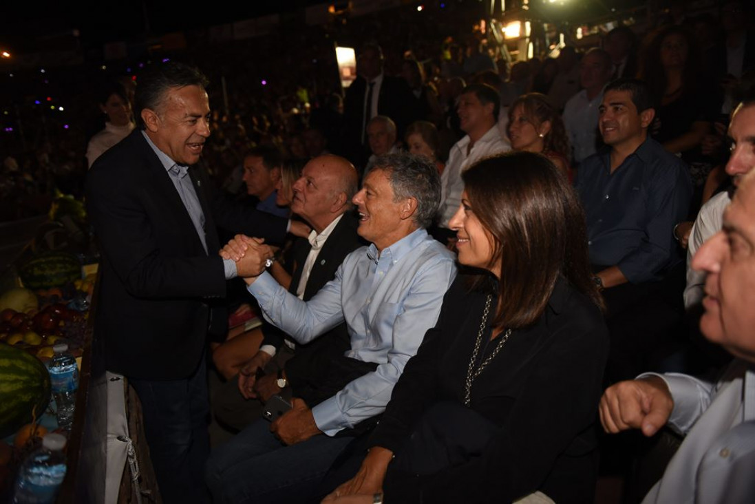 imagen El palco del Acto Central: faltazos, abrazos y discursos