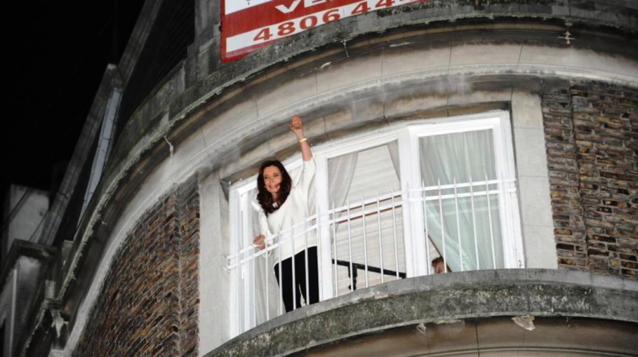 imagen Con condiciones, ahora Cristina pide que allanen su casa